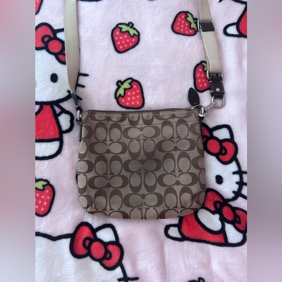 Coach Purse Crossbody!🤍 - Picture 4 of 6